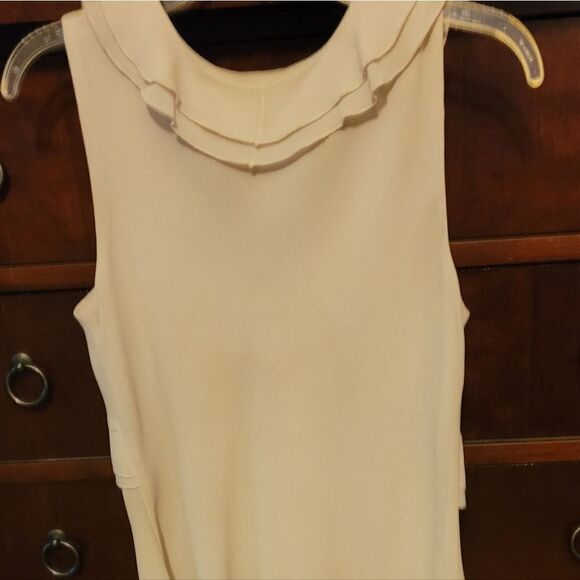 BEIGE RUFFLED V-NECK SLEEVELESS BLOUSE W/ FLOWER - Picture 2 of 4